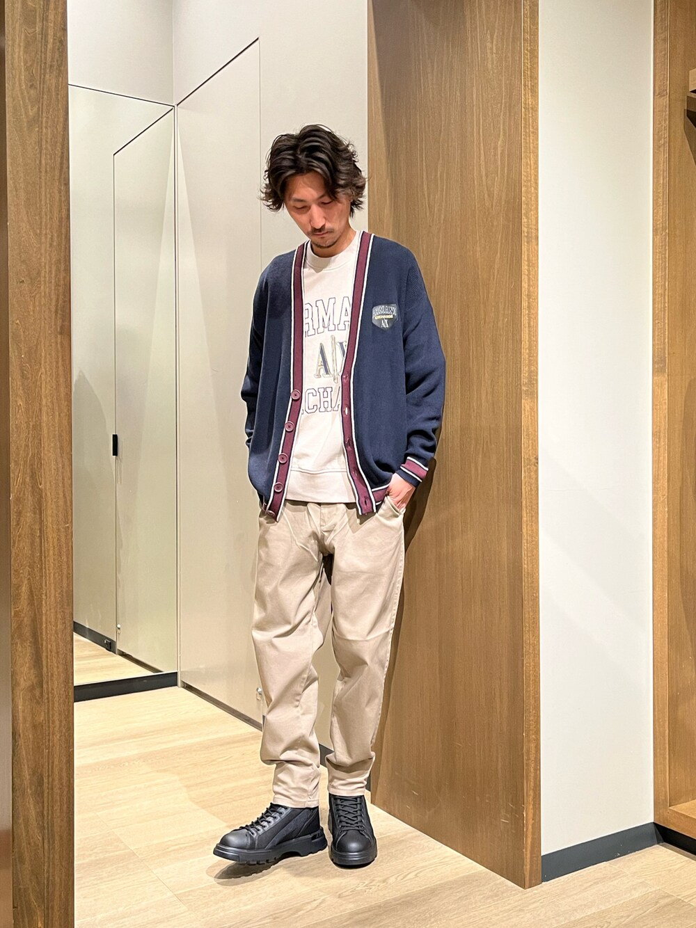 「AXchanger、AXchange、Armani Exchange、アルマーニエクスチェンジ、秋のコーデ、大人カジュアル、カジュアル、秋服コーデ、通勤コーデ、大人コーデ、おでかけコーデ、ブーツ、カーディガン、ネイビー、パンツスタイル」｜「ARMANI EXCHANGEの【A|X アルマーニ エクスチェンジ】ロゴパッチ　ニットカーディガン（カーディガン/ボレロ、ブルー系）」を使った、SAKAさん（メンズ・178cm）の秋コーディネートの1枚目の写真