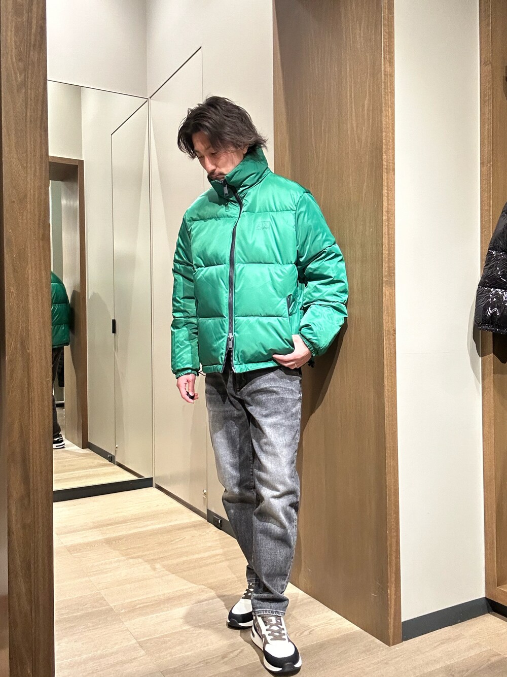 「AXchanger、AXchange、アルマーニエクスチェンジ、ARMANIEXCHANGE、大人カジュアル、デニム、オトナカジュアル、冬コーデ、リバーシブル、メンズファッション、ブルゾン、スニーカー、カジュアルコーデ、シンプルコーデ、秋冬コーデ」｜「ARMANI EXCHANGEの【A|X アルマーニ エクスチェンジ】AXロゴ　レースアップスニーカー（スニーカー、ホワイト系）」を使った、SAKAさん（メンズ・178cm）の冬コーディネートの1枚目の写真