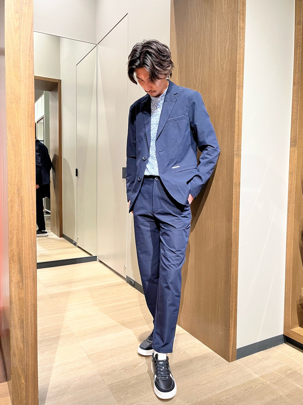 「Armani Exchange、アルマーニエクスチェンジ、AXchanger、AXchange、メンズファッション、ジャケット、セットアップ、ネイビー、シャツスタイル、スラックス、スニーカー、大人カジュアル、シンプルコーデ」｜「ARMANI EXCHANGEの【A|X アルマーニ エクスチェンジ】シアサッカー　テーラードジャケット（テーラードジャケット、ブルー系）」を使った、SAKAさん（メンズ・178cm）の春コーディネートの1枚目の写真