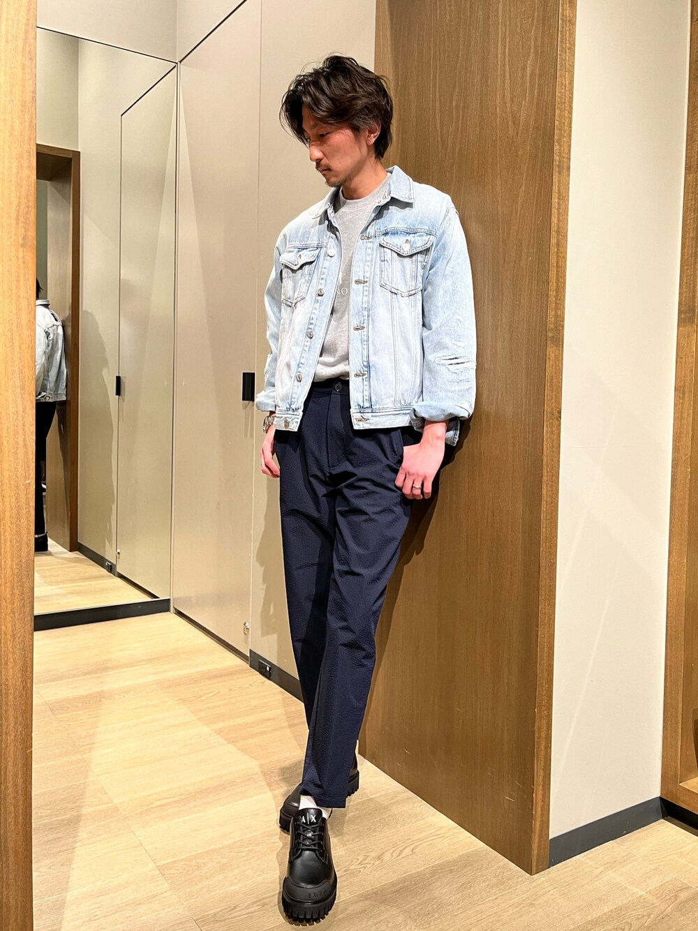 「Armani Exchange、アルマーニエクスチェンジ、春、今日のコーデ、デニム、スウェット、ネイビー、オトナカジュアル、タックイン、大人カジュアル、スラックス、グレー、デニムジャケット」｜「ARMANI EXCHANGEの【A|X アルマーニ エクスチェンジ】ロゴプリント　スウェットプルオーバー（スウェット、グレー系）」を使った、SAKAさん（メンズ・178cm）の春コーディネートの1枚目の写真