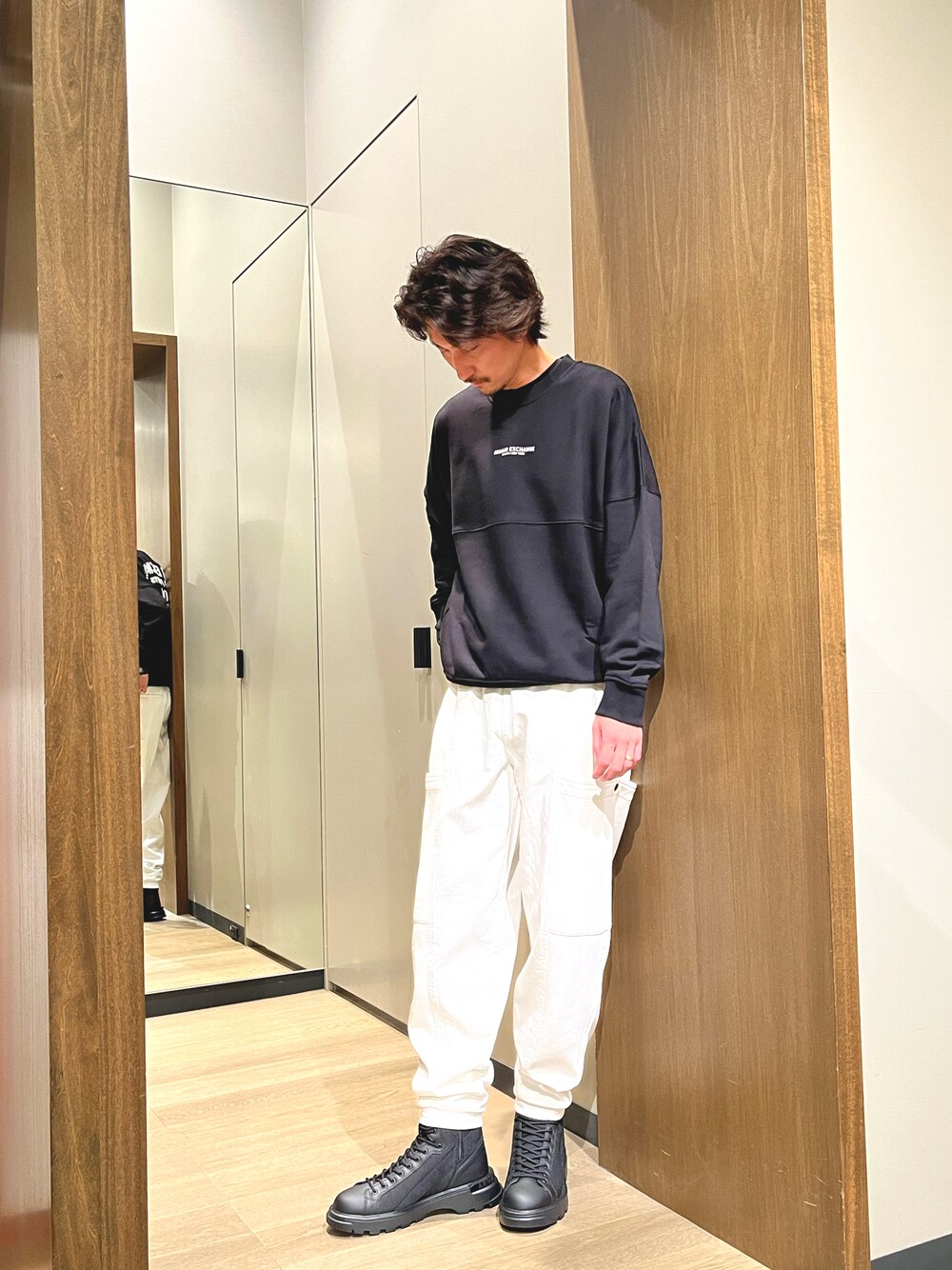 「AXchange、アルマーニエクスチェンジ、AXchanger、Armani Exchange、秋服コーデ、ジャージ、スウェット、チノパン、モノトーンコーデ、カジュアルコーデ、ブーツスタイル」｜「ARMANI EXCHANGEの【A|X アルマーニ エクスチェンジ】AXロゴ　スウェットプルオーバー（スウェット、ブラウン系）」を使った、SAKAさん（メンズ・178cm）の秋コーディネートの1枚目の写真