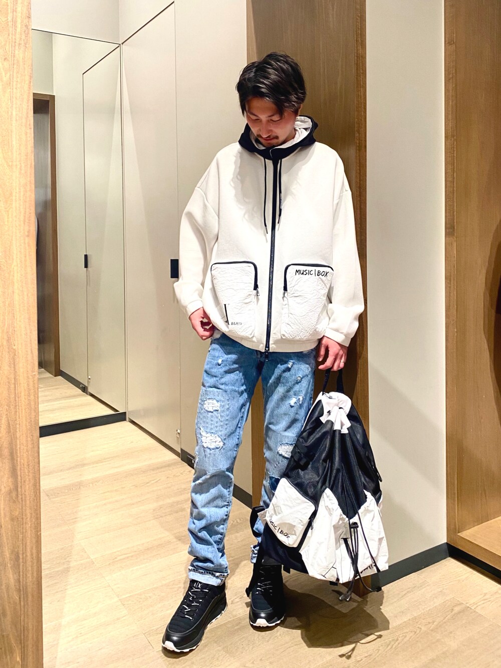 「Armani Exchange、AXchanger、アルマーニエクスチェンジ、AXchange」｜「ARMANI EXCHANGEのアイテム（パーカー、ホワイト系）」を使った、SAKAさん（メンズ・178cm）の春コーディネートの1枚目の写真