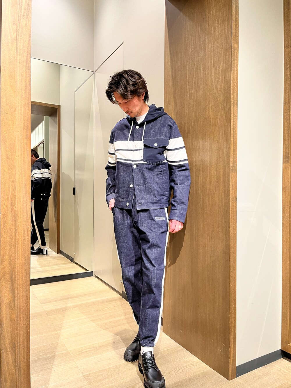 「Armani Exchange、アルマーニエクスチェンジ、AXchanger、AXchange、セットアップスタイル、セットアップ、デニム、ネイビー、カジュアル、休日コーデ、シンプルコーデ、春コーデ、春夏コーデ」｜「ARMANI EXCHANGEの【A|X アルマーニ エクスチェンジ】デニムボンバージャケット（ブルゾン、ブルー系）」を使った、SAKAさん（メンズ・178cm）の春コーディネートの1枚目の写真
