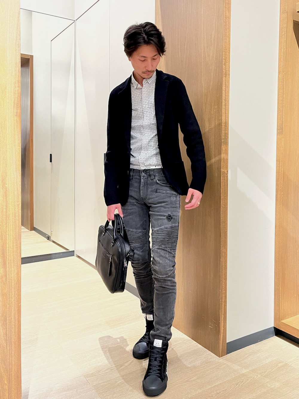 「Armani Exchange、アルマーニエクスチェンジ、AXchanger、AXchange、カジュアルコーデ、キレイめ、ジャケット、ジーンズ、シャツスタイル、タックイン、モノトーン、バッグ」｜「ARMANI EXCHANGEの【A|X アルマーニ エクスチェンジ】グラフィックロゴプリント　長袖シャツ/SLIM（シャツ/ブラウス、ホワイト系）」を使った、SAKAさん（メンズ・178cm）の秋コーディネートの1枚目の写真
