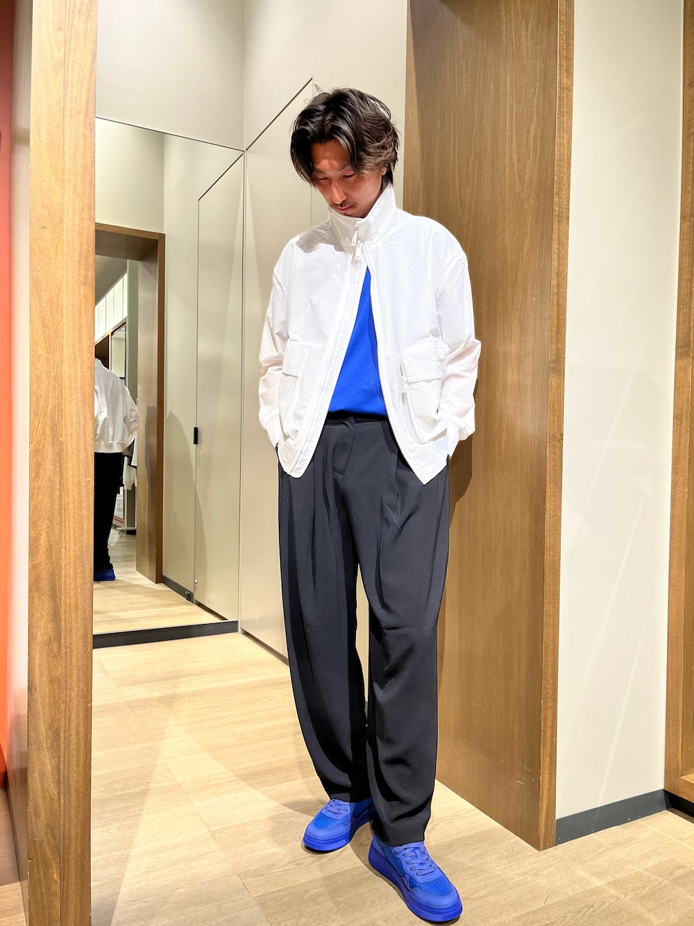 「Armani Exchange、アルマーニエクスチェンジ、AXchanger、AXchange、オトナカジュアル、リラックススタイル、ゆるコーデ、カジュアル、ラフ、パンツスタイル、シンプル、ホワイト、ブラック、ブルーコーデ、ブラックコーデ」｜「ARMANI EXCHANGEの【A|X アルマーニ エクスチェンジ】グラフィックロゴ　半袖クルーネックTシャツ/REGULAR（Tシャツ/カットソー、ブルー系）」を使った、SAKAさん（メンズ・178cm）の春コーディネートの1枚目の写真