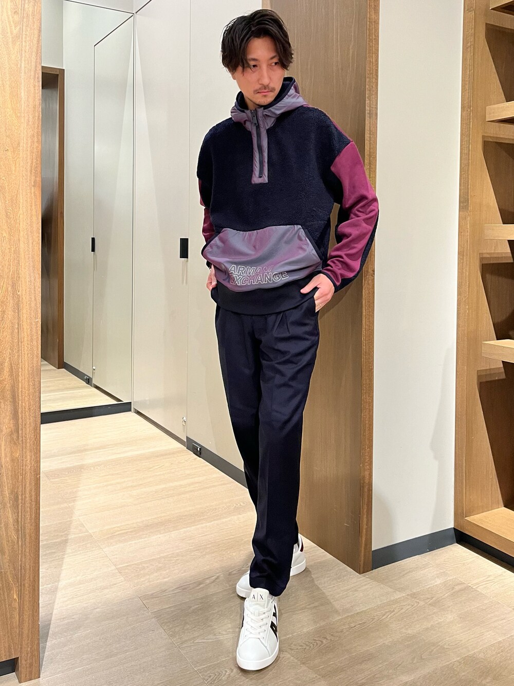「Armani Exchange、AXchanger、アルマーニエクスチェンジ、AXchange、シンプルコーデ、メンズコーデ、スウェットパーカー、秋コーデ、ネイビー、スニーカー」｜「ARMANI EXCHANGEの【A|X アルマーニ エクスチェンジ】マルチカラー　ハーフジップスウェットパーカ（スウェット、パープル系）」を使った、SAKAさん（メンズ・178cm）の秋コーディネートの1枚目の写真