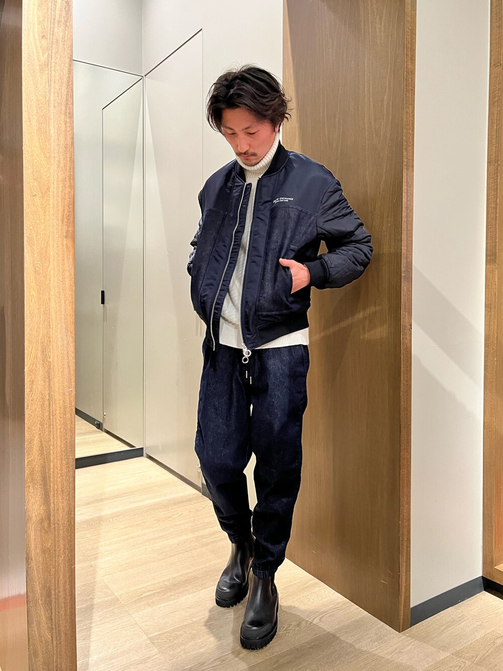 「Armani Exchange、AXchanger、AXchange、アルマーニエクスチェンジ、セットアップ、ネイビー、ブーツ、デニム、カジュアルコーデ、シンプル、ニット」｜「ARMANI EXCHANGEの【A|X アルマーニ エクスチェンジ】デニムボンバージャケット（ブルゾン、ブルー系）」を使った、SAKAさん（メンズ・178cm）の春コーディネートの1枚目の写真