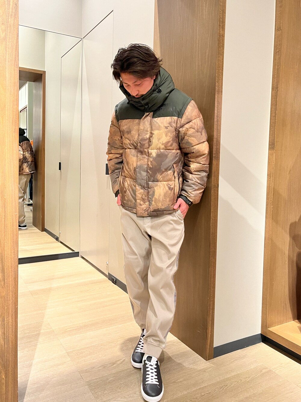 「Armani Exchange、AXchanger、アルマーニエクスチェンジ、axchange、冬コーデ、ブルゾン、カモフラ、ベージュ、パンツスタイル、スニーカー」｜「ARMANI EXCHANGEの【A|X アルマーニ エクスチェンジ】カモフラージュ柄　2WAYダウンジャケット（ダウンジャケット/コート、ベージュ系）」を使った、SAKAさん（メンズ・178cm）の冬コーディネートの1枚目の写真