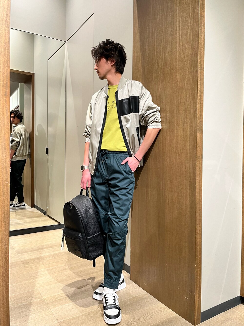 「Armani Exchange、アルマーニエクスチェンジ、AXchanger、AXchange、今日のコーデ、カジュアルコーデ、春夏コーデ、春コーデ、ブルゾン、パンツスタイル、スニーカー、白スニーカー、バックパック、ブラック」｜「ARMANI EXCHANGEの【A|X アルマーニ エクスチェンジ】エンボスロゴ　ボンバージャケット（ブルゾン、グレー系）」を使った、SAKAさん（メンズ・178cm）の春コーディネートの1枚目の写真