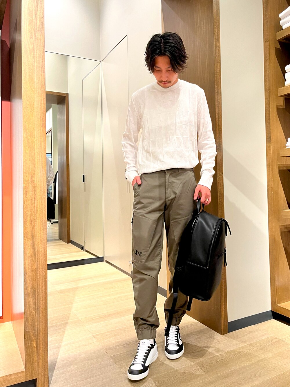「Armani Exchange、AXchanger、アルマーニエクスチェンジ、AXchange、ニット、カーゴパンツ、カーキ、スニーカーコーデ、スニーカー、タックイン」｜「ARMANI EXCHANGEの【A|X アルマーニ エクスチェンジ】AXロゴ　ニットプルオーバー（ニット/セーター、ホワイト系）」を使った、SAKAさん（メンズ・178cm）の夏コーディネートの1枚目の写真