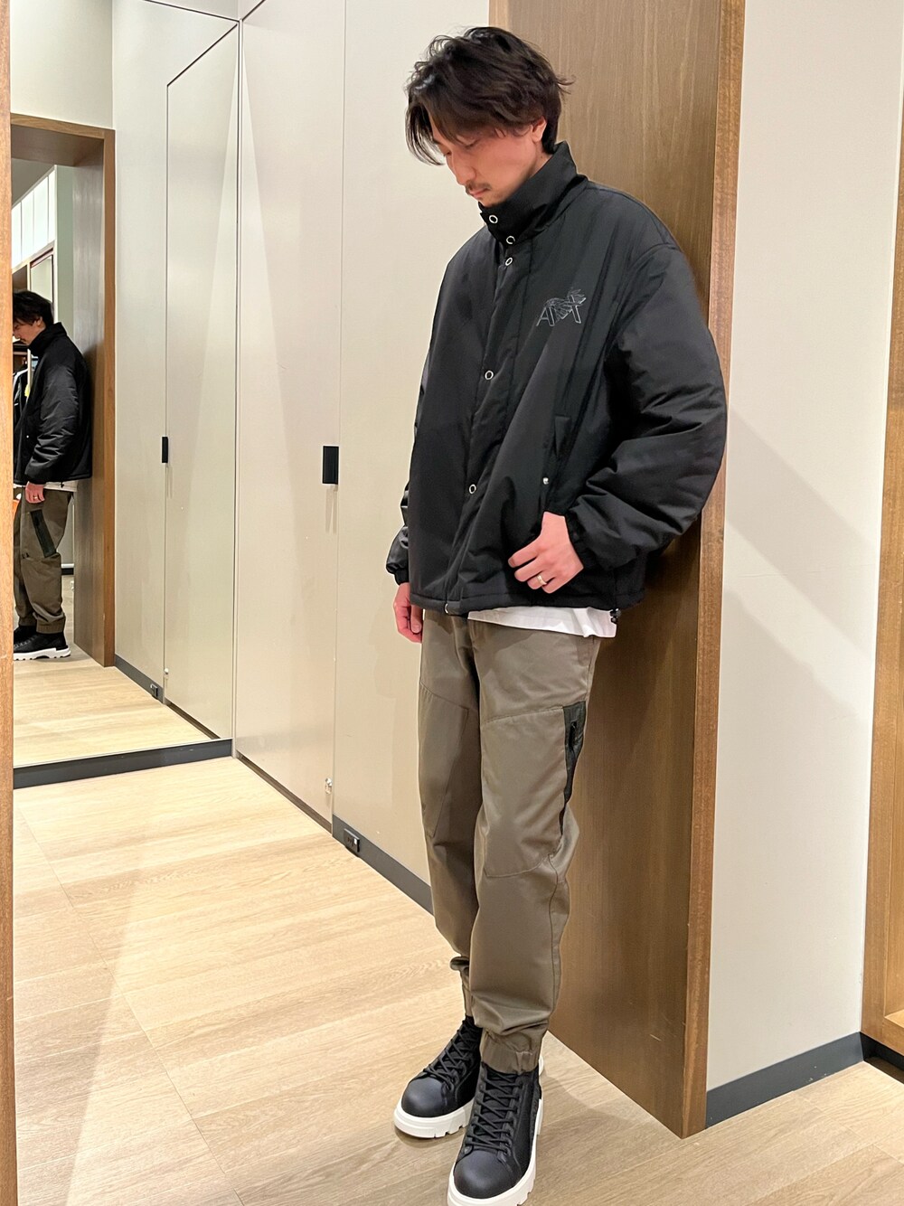 「Armani Exchange、AXchanger、アルマーニエクスチェンジ、AXchange、冬コーデ、ブルゾン、ブラック、カーキ、チノパン、outfit、ブーツ」｜「ARMANI EXCHANGEの【A|X アルマーニ エクスチェンジ】イーグルロゴバックデザイン　パファーブルゾン（ブルゾン、ブラック系）」を使った、SAKAさん（メンズ・178cm）の冬コーディネートの1枚目の写真