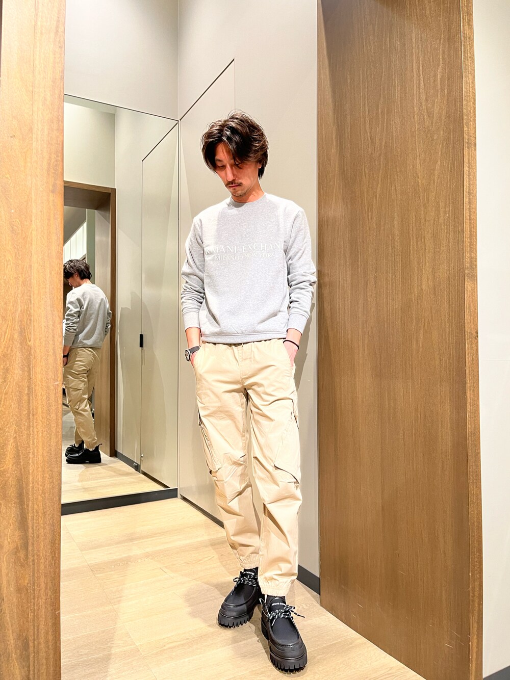 「カジュアルコーデ、シンプル、メンズコーデ、大人コーデ、ラフ、オトナカジュアル、シンプルスタイル、カーゴパンツ、グレー、トレーナー、ベージュ、秋コーデ、秋のコーデ」｜「ARMANI EXCHANGEの【A|X アルマーニ エクスチェンジ】ロゴプリント　スウェットプルオーバー（スウェット、グレー系）」を使った、SAKAさん（メンズ・178cm）の夏コーディネートの1枚目の写真