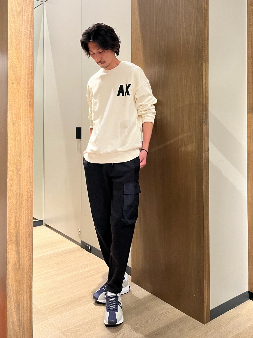 「オーバーサイズ、ユニセックス、シンプルコーデ、タウンユース、リラックスコーデ、男女兼用、アルマーニエクスチェンジ、Armani Exchange、axchange、AXchanger」｜「ARMANI EXCHANGEのアイテム（スウェット、ホワイト系）」を使った、SAKAさん（メンズ・178cm）の冬コーディネートの1枚目の写真