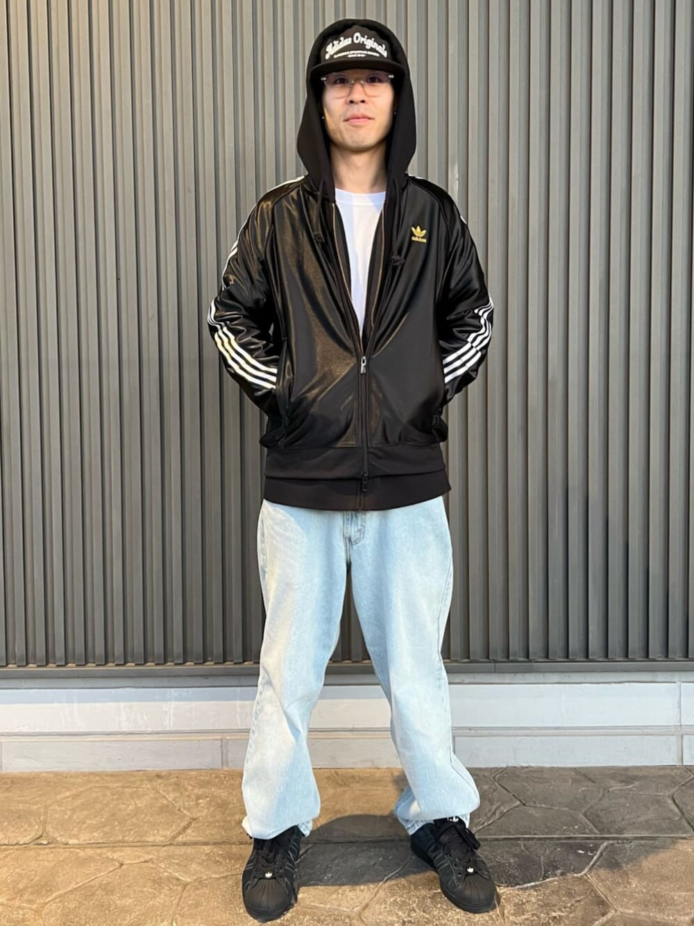 「スニーカー、キャップ、adidas、ジャージ、アディダス、adidas originals、トラックジャケット、アディダスオリジナルス、スーパースター、トラックトップ」｜「adidasのフラットブリム キャップ / アディダスオリジナルス adidas Originals（キャップ、ホワイト系）」を使った、KTさん（メンズ・178cm）の春コーディネートの1枚目の写真
