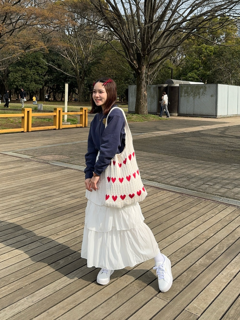 「お花見コーデ、公園、公園デート、ティアードスカート、オトナカジュアル、大人女子、大人かわいい、低身長女子、大人ガーリー、韓国コーデ、韓国ファッション」｜「JOURNAL STANDARDのアイテム（スウェット、ブルー系）」を使った、まやさん（骨格ウェーブ・レディース・153cm）の夏コーディネートの1枚目の写真