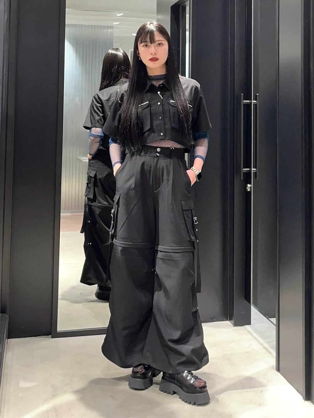 「着痩せ・細見え、モード、きれいめ、休日コーデ、デート/ロマンティック、女子会、バッグ、ベルト、ネックレス、HARE、ブーツ」｜「HAREのメッシュレースアップブーサン(HARE)（サンダル、ブラック系）」を使った、すずかぜさん（レディース・162cm）の春コーディネートの1枚目の写真