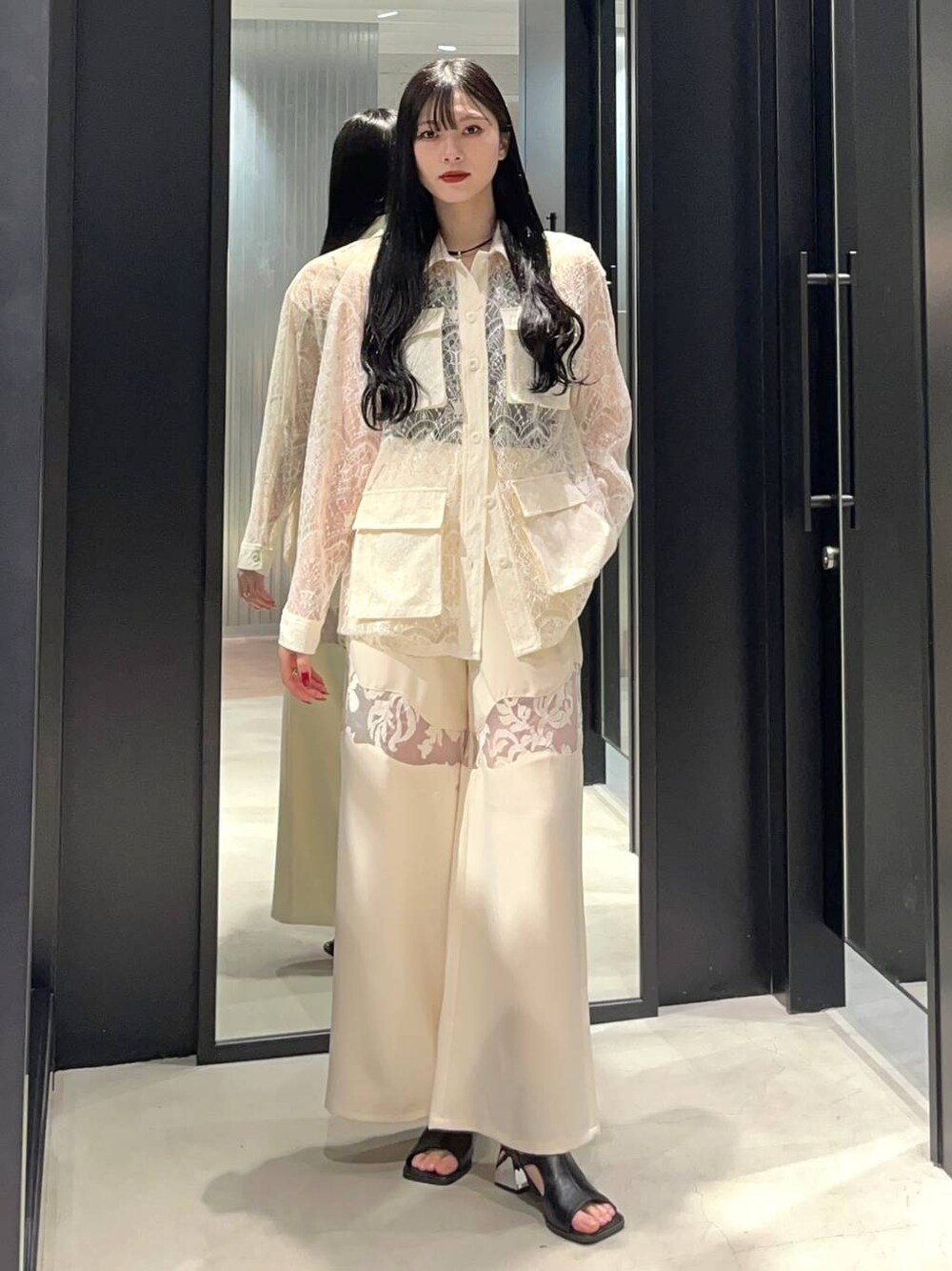 ホワイト系のブルゾン、ブラック系のサンダル、ホワイト系のその他パンツを着用したレディースの春コーディネートの1枚目の写真