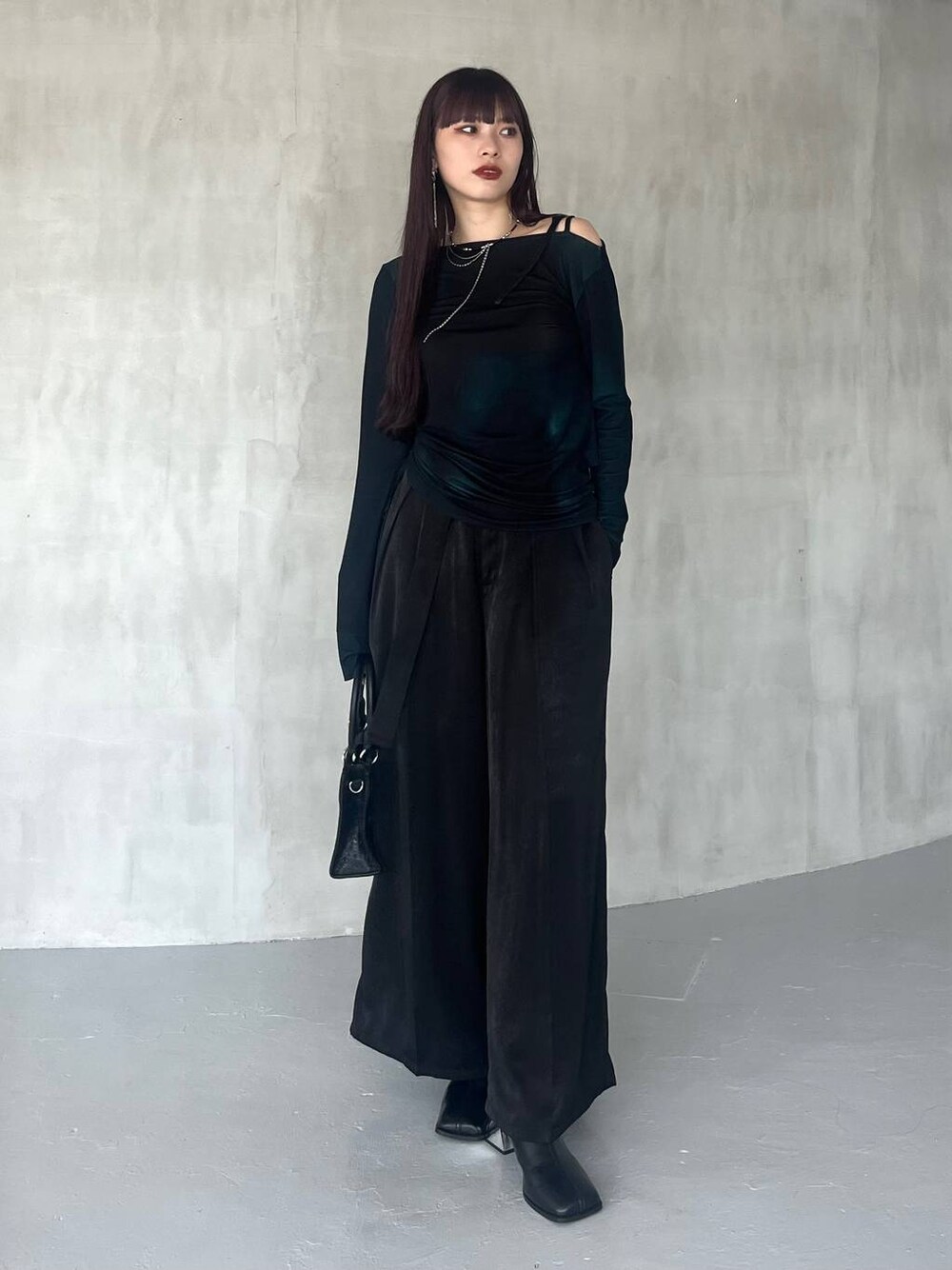 ブラック系のショルダーバッグ、ブラック系のその他パンツ、グリーン系のTシャツ/カットソーを着用したレディースの夏コーディネートの1枚目の写真