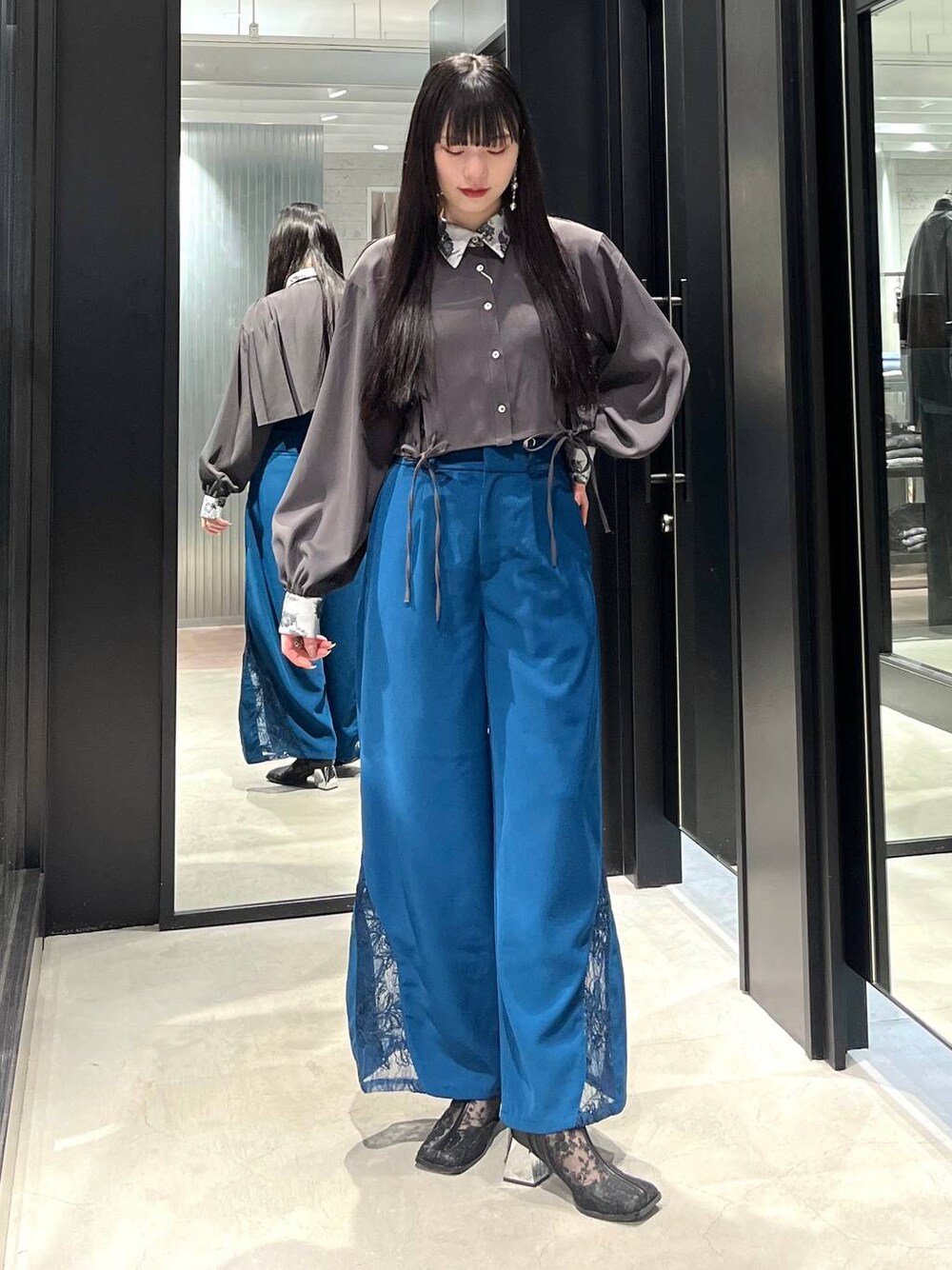 ブラック系のブーツ、ホワイト系のシャツ/ブラウス、ブルー系のその他パンツを着用したレディースの春コーディネートの1枚目の写真