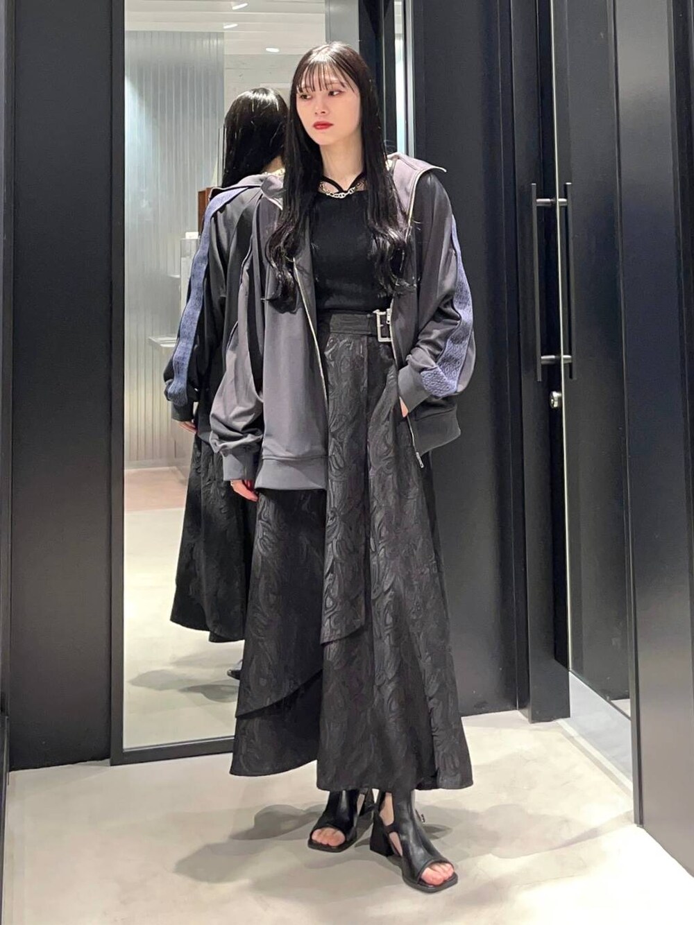 「着痩せ・細見え、モード、きれいめ、休日コーデ、デート/ロマンティック、女子会、バッグ、ベルト、ネックレス、HARE、ブーツ」｜「HAREのストリングデザインタンクトップ(HARE)（タンクトップ、ブラック系）」を使った、すずかぜさん（レディース・162cm）の春コーディネートの1枚目の写真