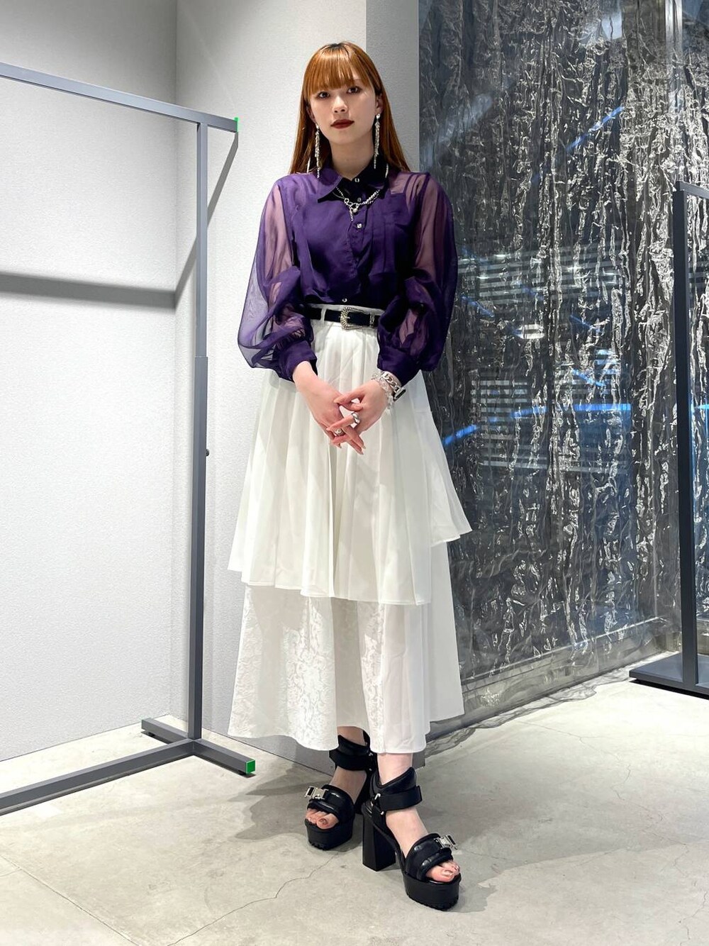 「着痩せ・細見え、モード、きれいめ、休日コーデ、HARE、デート/ロマンティック、女子会、バッグ、ベルト、ネックレス、ブーツ」｜「HAREのボールミックスラリエットネックレス(HARE)（ネックレス、ホワイト系）」を使った、すずかぜさん（レディース・162cm）の夏コーディネートの1枚目の写真