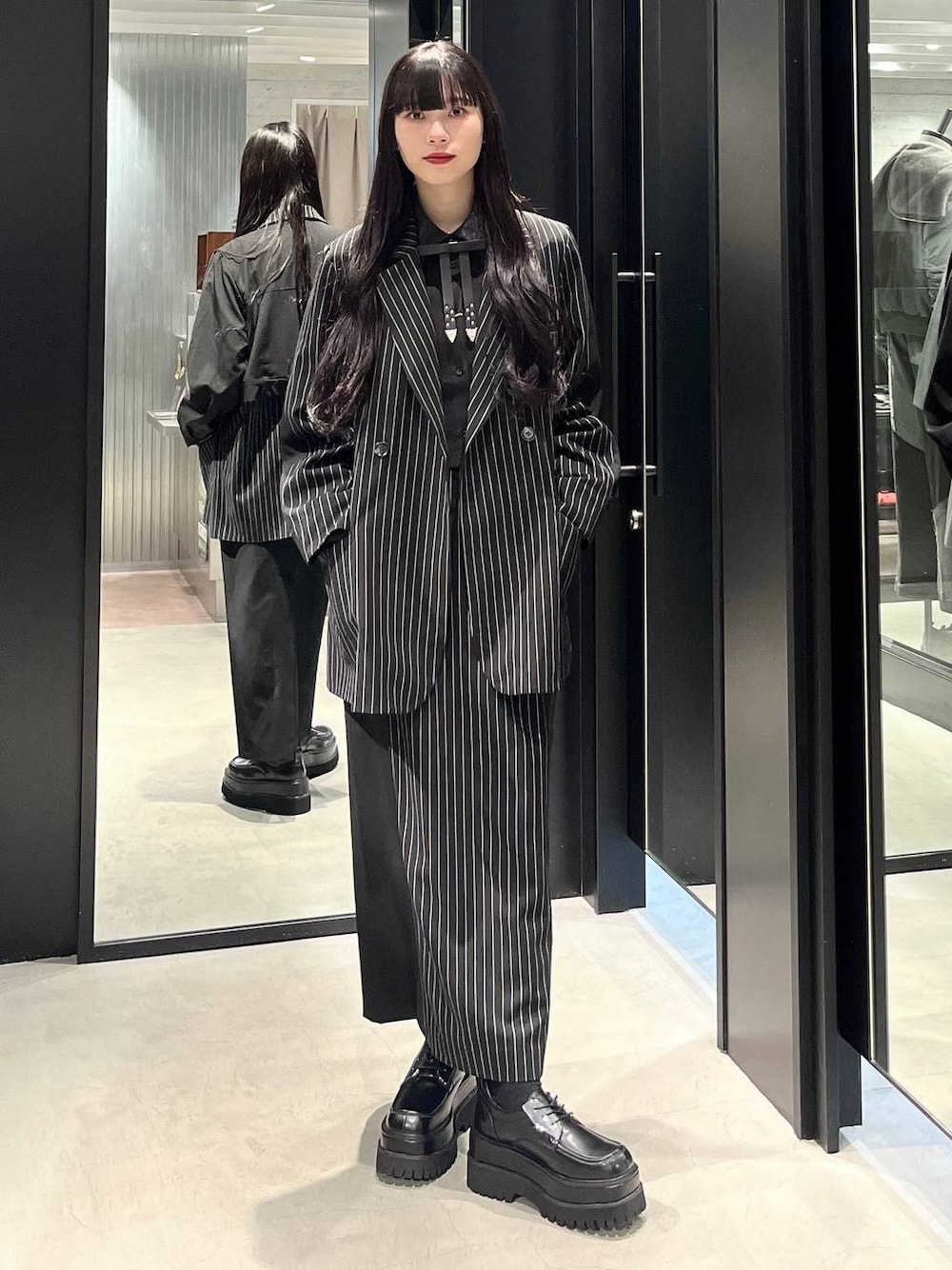 「着痩せ・細見え、モード、きれいめ、休日コーデ、デート/ロマンティック、女子会、バッグ、ベルト、ネックレス、HARE、ブーツ」｜「HAREのネクタイショートシャツ(HARE)（シャツ/ブラウス、ブラック系）」を使った、すずかぜさん（レディース・162cm）の秋コーディネートの1枚目の写真