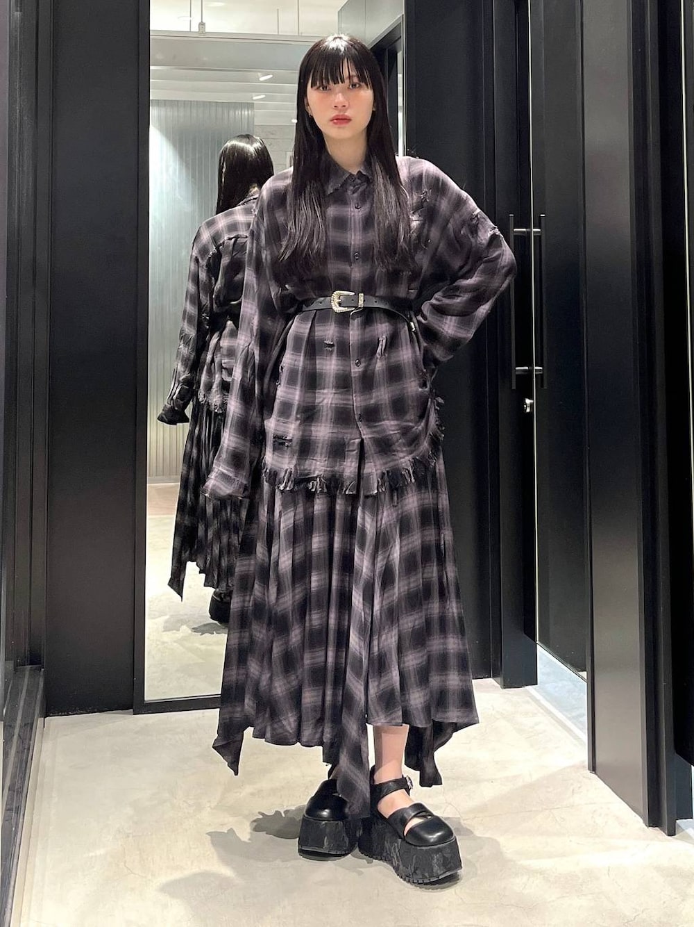 ブラック系のシャツ/ブラウス、ブラック系のサンダル、ブラック系のスカートを着用したレディースの春コーディネートの1枚目の写真