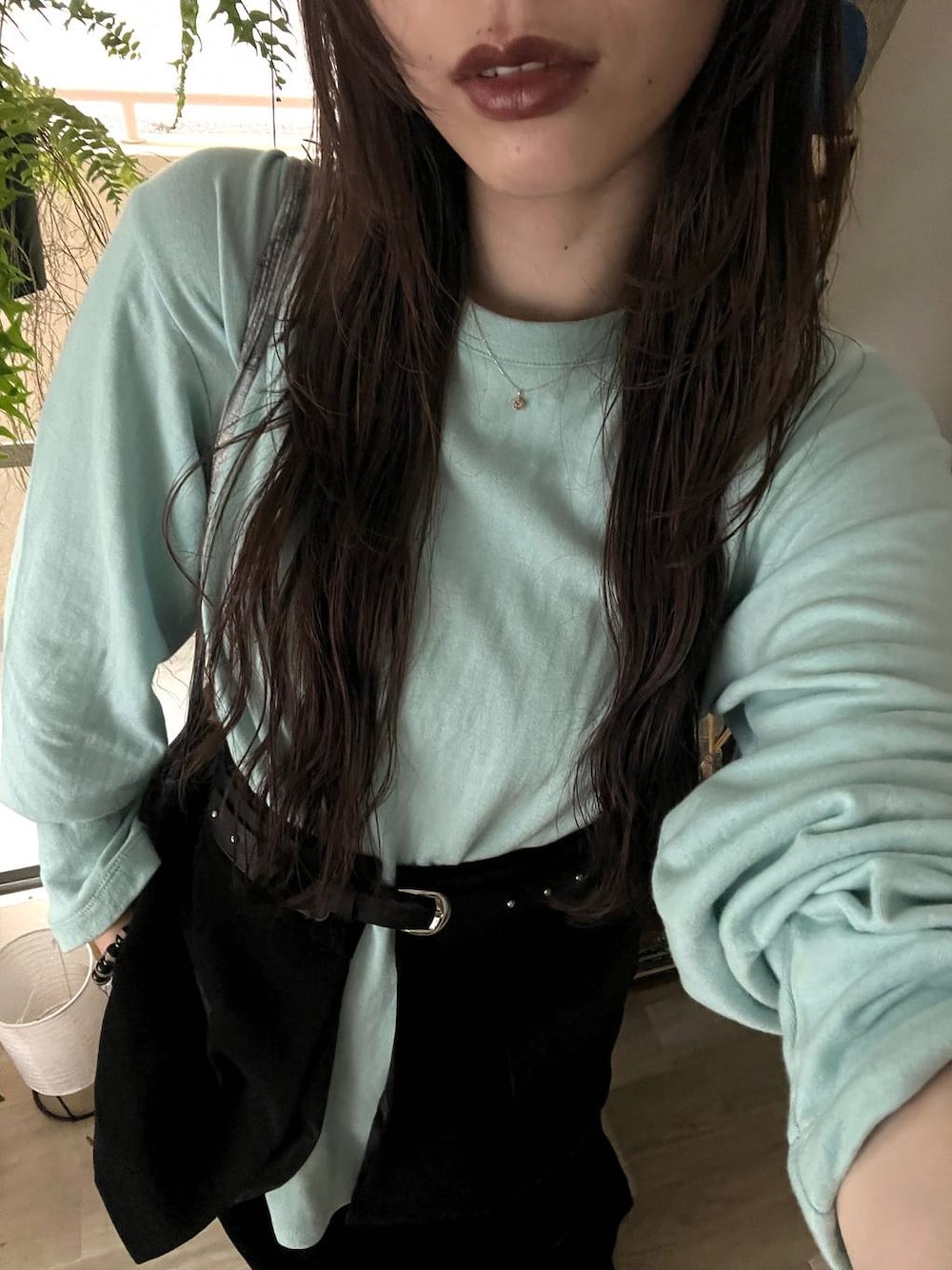 ブラック系のベルトを着用したレディースの秋コーディネートの1枚目の写真