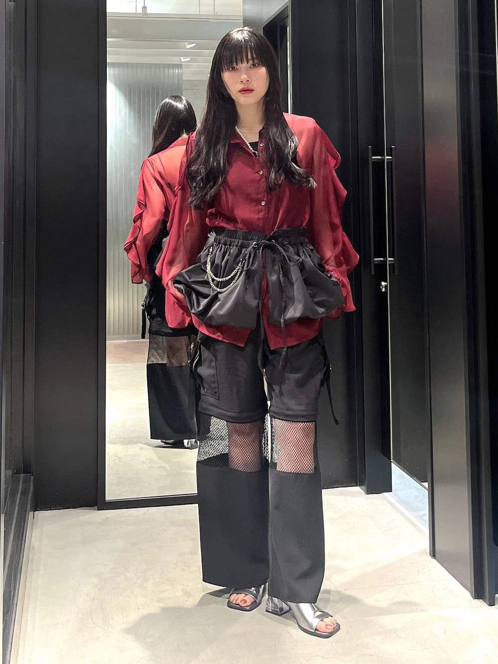 レッド系のシャツ/ブラウス、シルバー系のサンダル、ブラック系のカーゴパンツを着用したレディースの春コーディネートの1枚目の写真