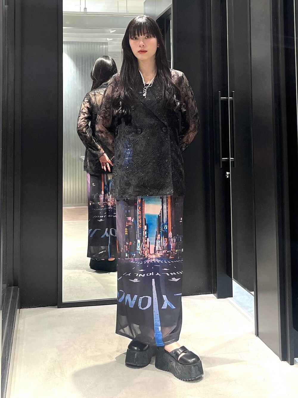 ブラック系のサンダル、ブラック系のテーラードジャケット、その他のスカートを着用したレディースの春コーディネートの1枚目の写真