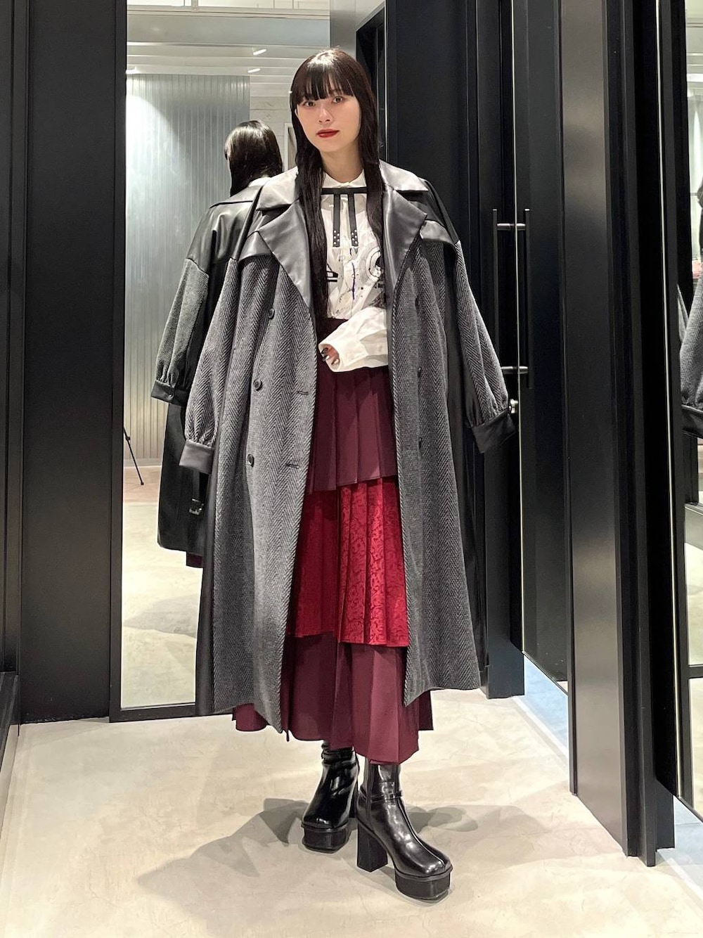 「着痩せ・細見え、モード、きれいめ、休日コーデ、デート/ロマンティック、女子会、バッグ、ベルト、ネックレス、HARE、ブーツ」｜「HAREのウーリーテックイソザイキリカエコート(HARE)（チェスターコート、グレー系）」を使った、すずかぜさん（レディース・162cm）の秋コーディネートの1枚目の写真