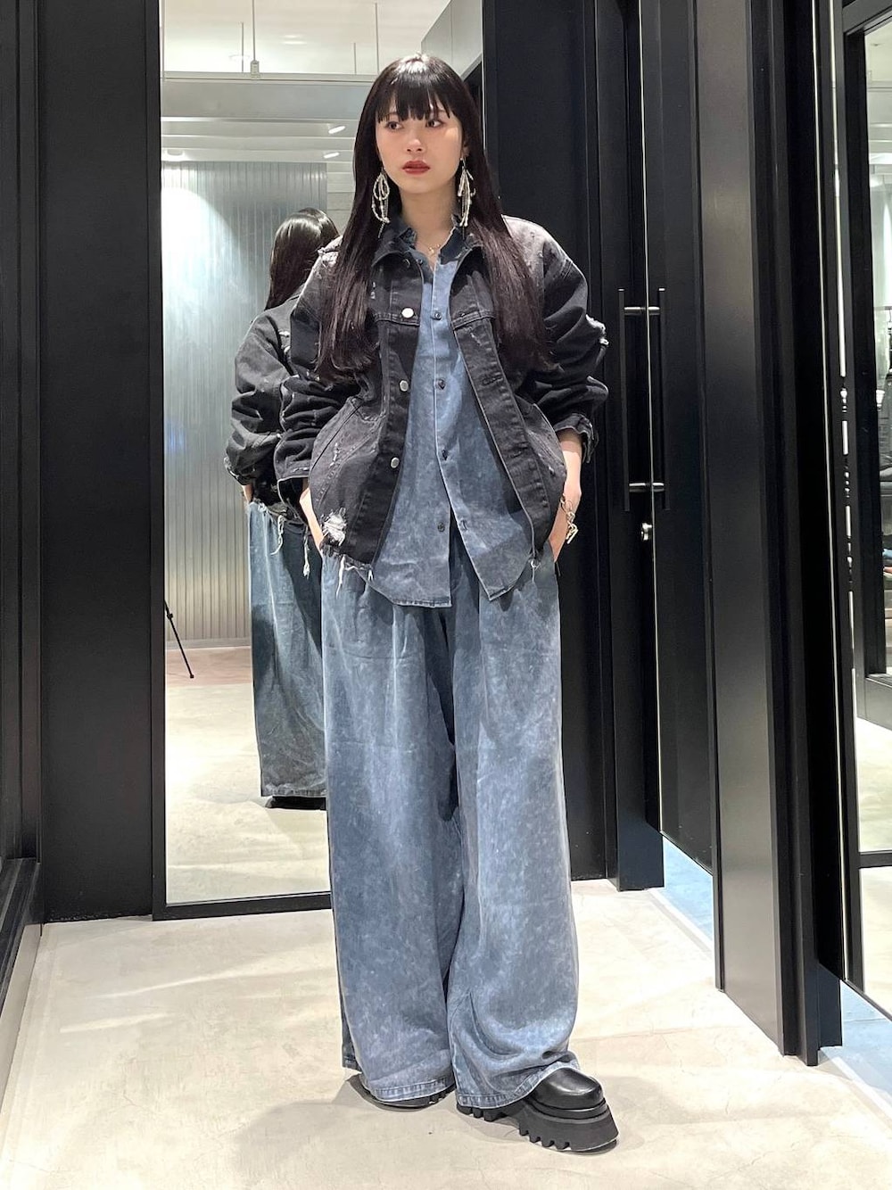 「着痩せ・細見え、モード、きれいめ、休日コーデ、デート/ロマンティック、女子会、バッグ、ベルト、ネックレス、HARE、ブーツ」｜「HAREのサイドアキメッシュキリカエブーツ(HARE)（ブーツ、ブラック系）」を使った、すずかぜさん（レディース・162cm）の冬コーディネートの1枚目の写真