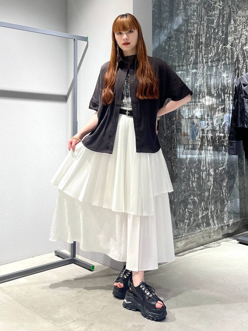 「着痩せ・細見え、モード、ネックレス、HARE、ブーツ、きれいめ、休日コーデ、デート/ロマンティック、女子会、バッグ、ベルト」｜「HAREのラメメッシュスニーカーサンダル(HARE)（サンダル、ブラック系）」を使った、すずかぜさん（レディース・162cm）の夏コーディネートの1枚目の写真