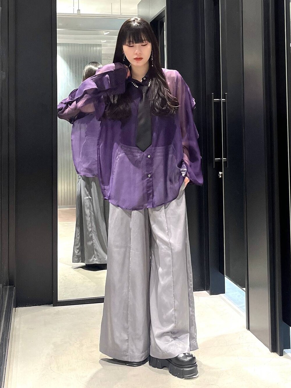 ブラック系のネクタイ、パープル系のシャツ/ブラウス、ブラック系のサンダルを着用したレディースの春コーディネートの1枚目の写真