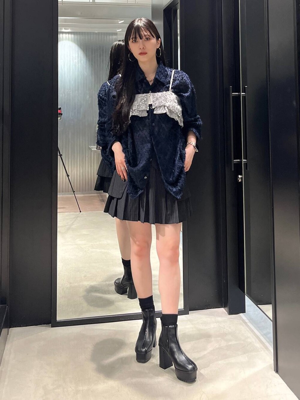 その他のテーラードジャケット、ブラック系のブーツ、ブルー系のシャツ/ブラウスを着用したレディースの夏コーディネートの1枚目の写真