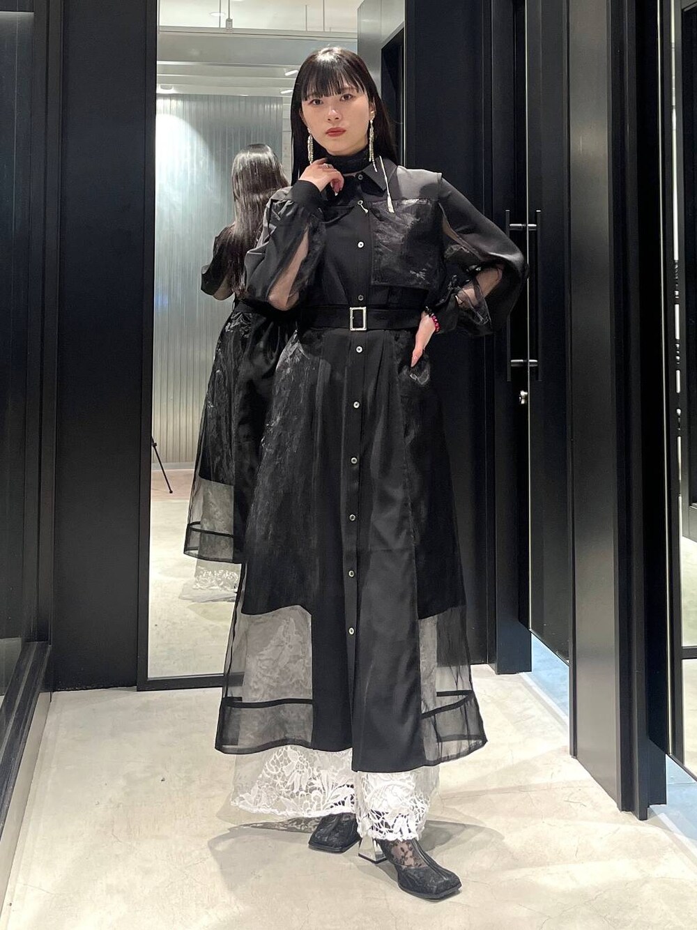 ブラック系のブーツ、ホワイト系のその他パンツ、ブラック系のワンピースを着用したレディースの冬コーディネートの1枚目の写真