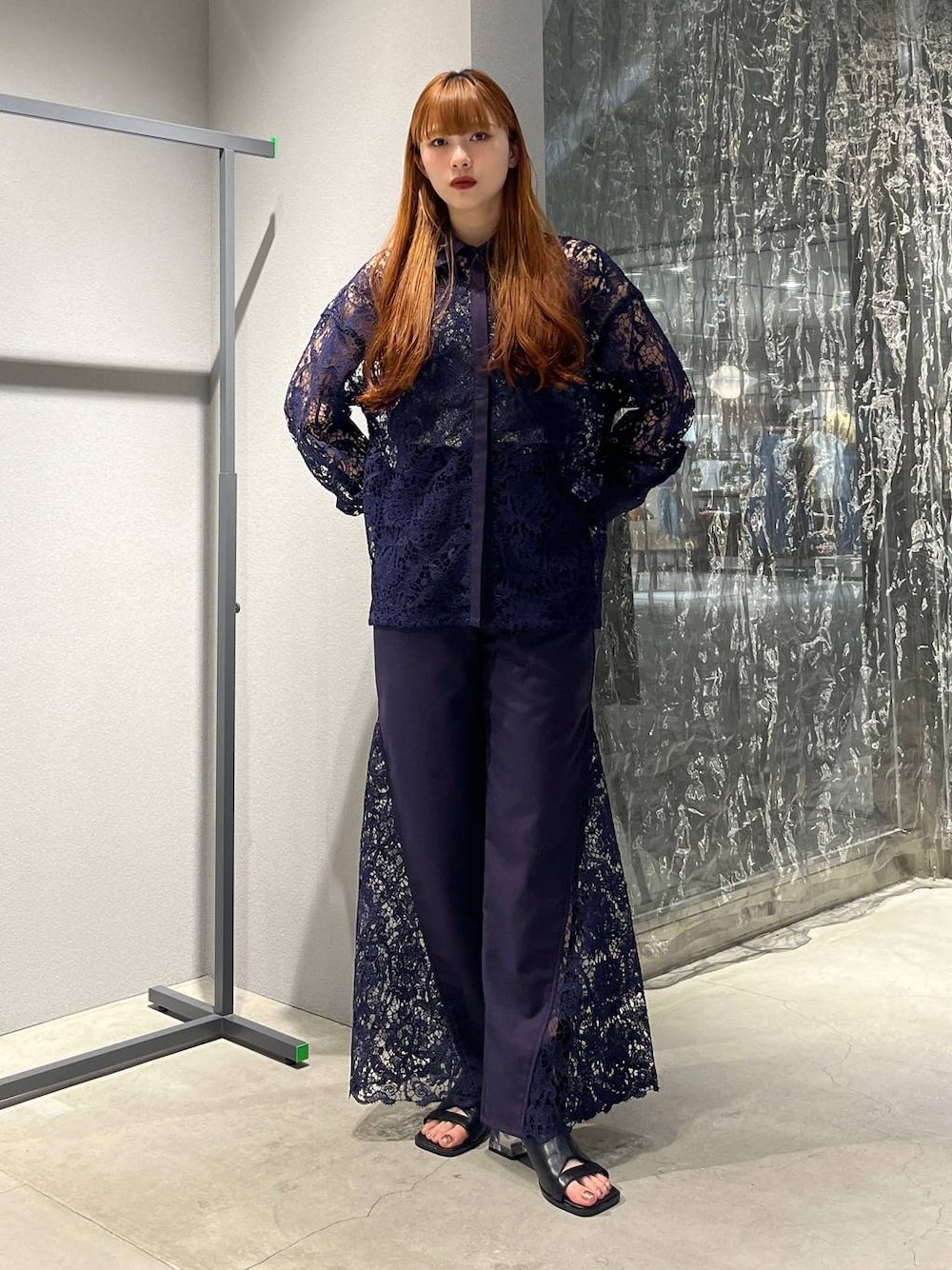 「ベルト、着痩せ・細見え、モード、きれいめ、休日コーデ、デート/ロマンティック、女子会、バッグ、ネックレス、HARE、ブーツ」｜「HAREのデザインクリアヒールブーサン（サンダル、ブラック系）」を使った、すずかぜさん（レディース・162cm）の夏コーディネートの1枚目の写真