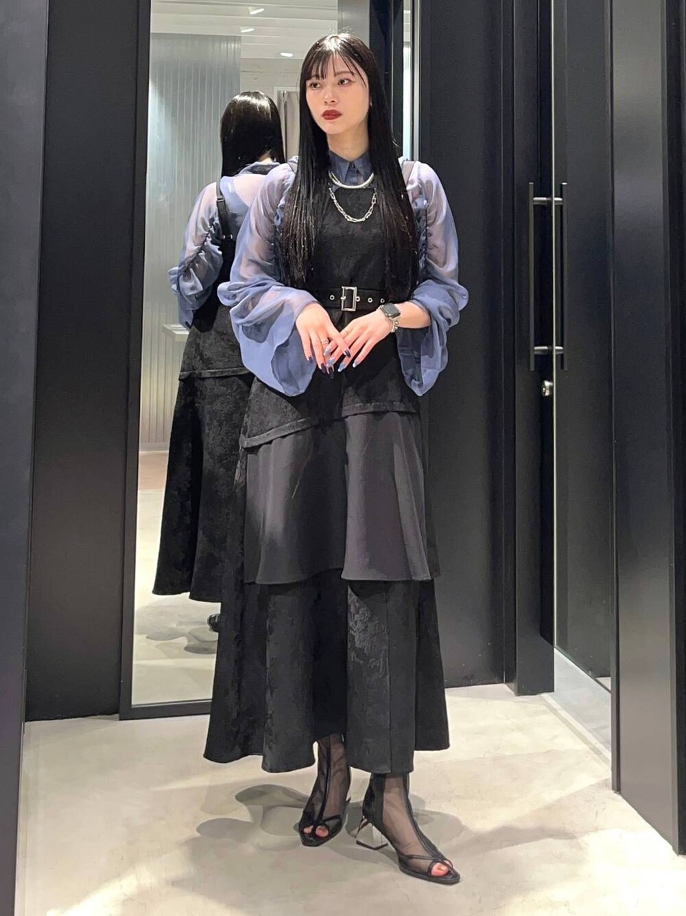 ブラック系のサンダル、ブラック系のワンピース、ブルー系のシャツ/ブラウスを着用したレディースの春コーディネートの1枚目の写真