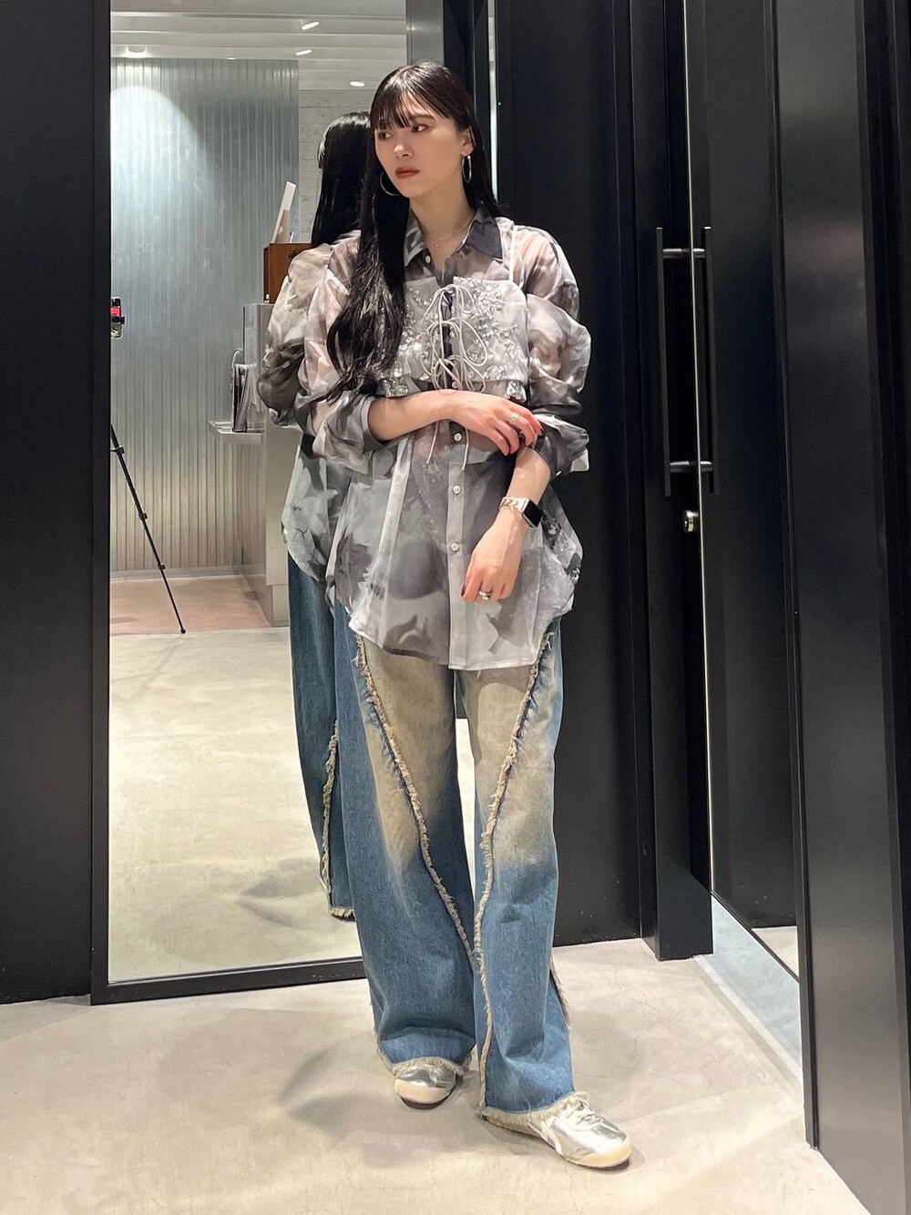 ブルー系のデニムパンツ、シルバー系のベスト、ホワイト系のシャツ/ブラウスを着用したレディースの夏コーディネートの1枚目の写真