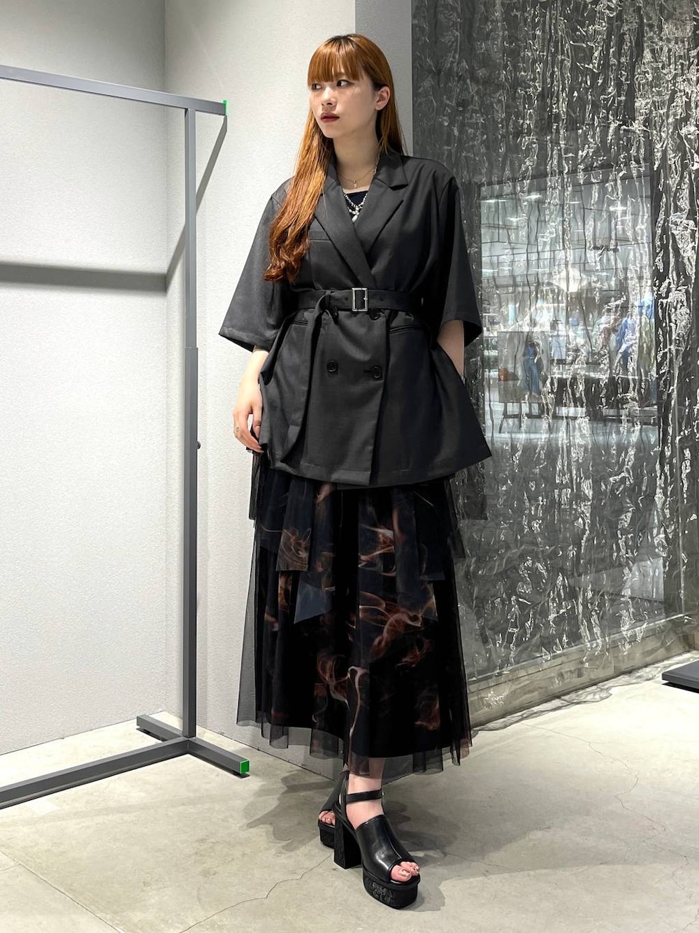 「休日コーデ、きれいめ、デート/ロマンティック、女子会、着痩せ・細見え、モード、バッグ、ベルト、ネックレス、HARE、ブーツ」｜「HAREのガラソールチャンキーサンダル(HARE)（サンダル、ブラック系）」を使った、すずかぜさん（レディース・162cm）の夏コーディネートの1枚目の写真