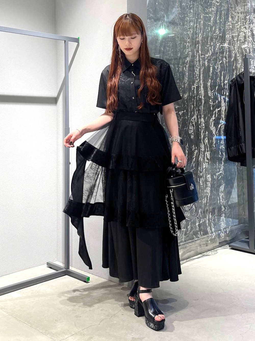 「着痩せ・細見え、モード、きれいめ、休日コーデ、デート/ロマンティック、女子会、バッグ、ベルト、ネックレス、HARE、ブーツ」｜「HAREのガラソールチャンキーサンダル(HARE)（サンダル、グレー系）」を使った、すずかぜさん（レディース・162cm）の夏コーディネートの1枚目の写真
