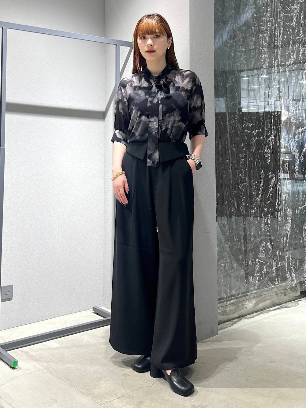 「着痩せ・細見え、モード、きれいめ、休日コーデ、デート/ロマンティック、女子会、バッグ、ベルト、ネックレス、HARE、ブーツ」｜「HAREのBIGチェーンブレスレット(HARE)（ブレスレット、ゴールド系）」を使った、すずかぜさん（レディース・162cm）の夏コーディネートの1枚目の写真