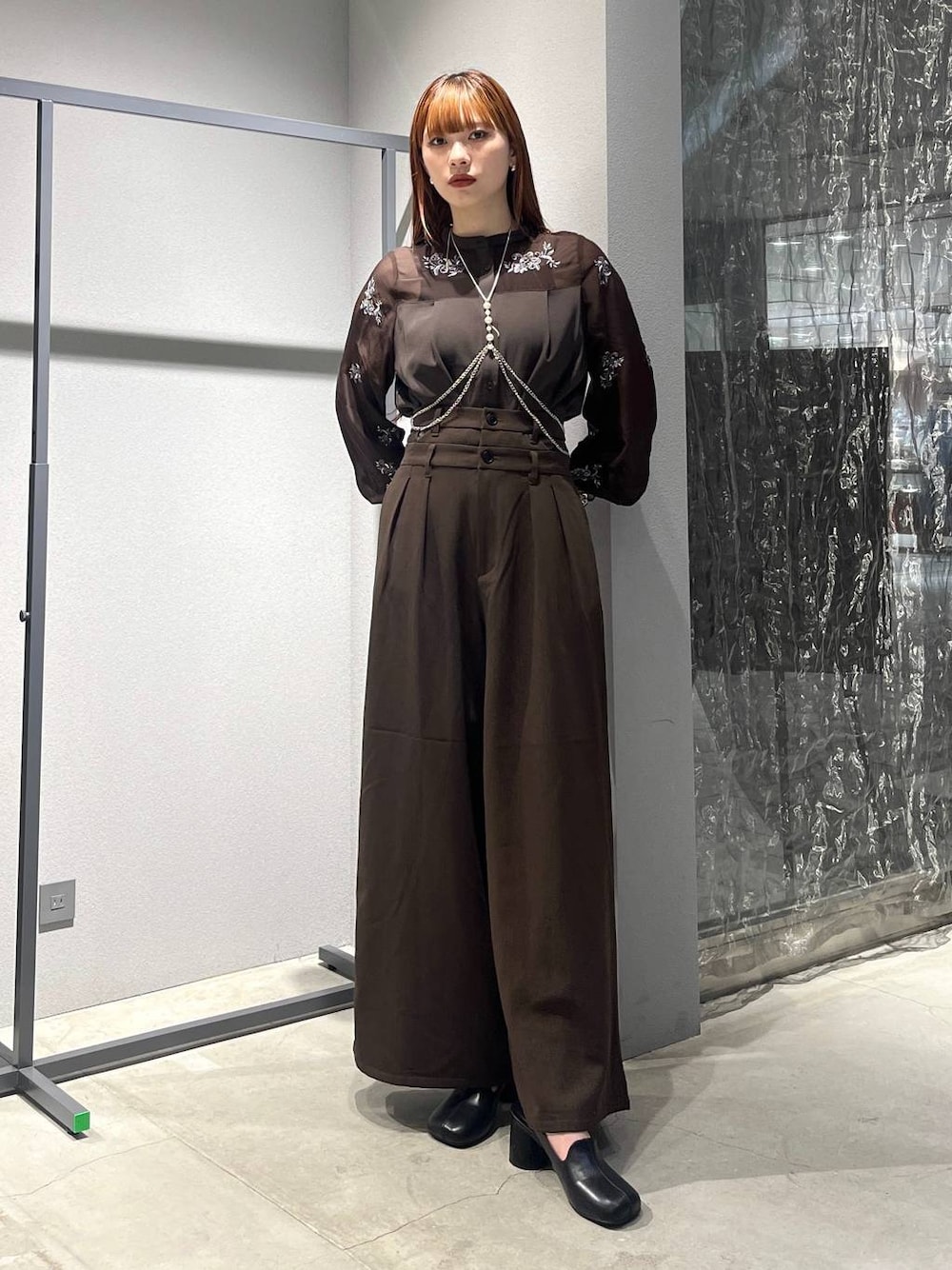 「HARE、着痩せ・細見え、モード、きれいめ、休日コーデ、デート/ロマンティック、女子会、バッグ、ベルト、ネックレス、ブーツ」｜「HAREのＷウエストタックワイドパンツ(HARE)（その他パンツ、ブラウン系）」を使った、すずかぜさん（レディース・162cm）の夏コーディネートの1枚目の写真