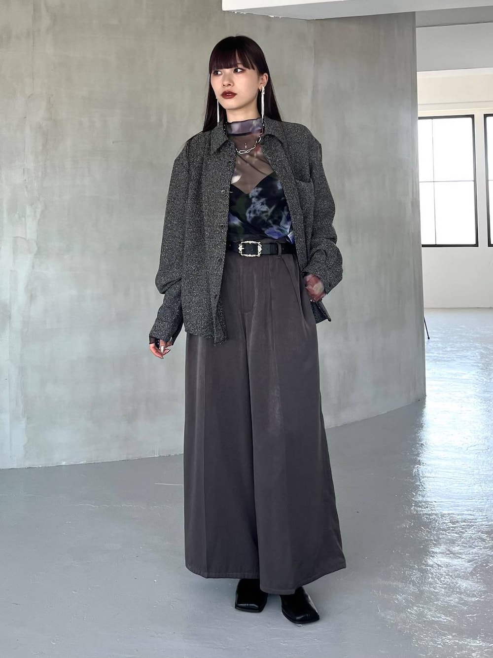 ベージュ系のその他パンツ、その他のTシャツ/カットソー、ブラック系のブーツを着用したレディースの夏コーディネートの1枚目の写真