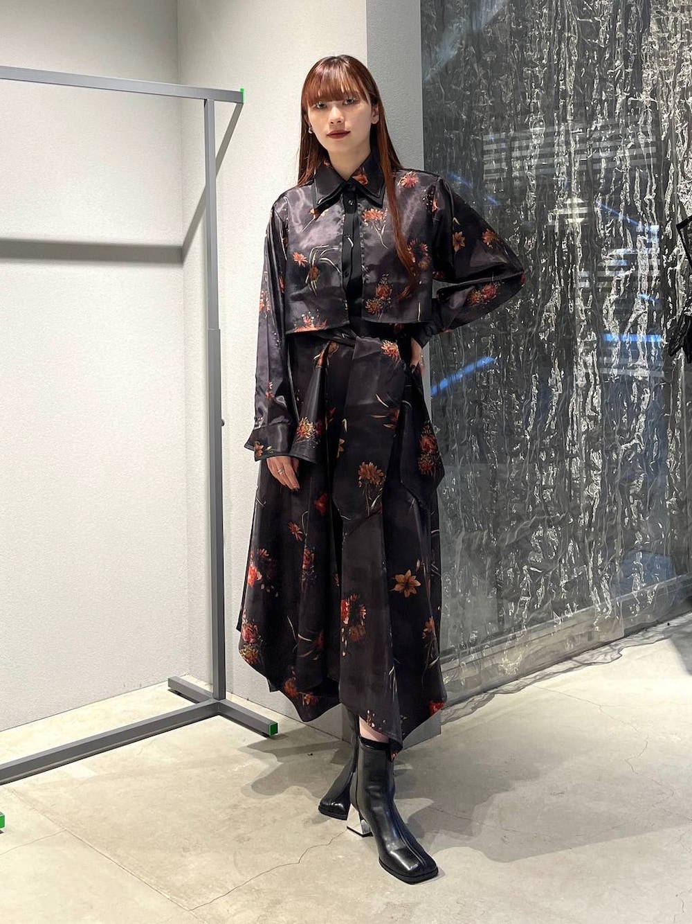 ブラック系のブーツ、レッド系のスカート、レッド系のシャツ/ブラウスを着用したレディースの秋コーディネートの1枚目の写真