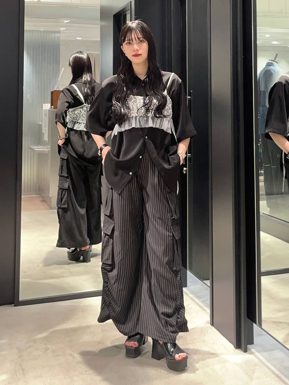 ブラック系のサンダル、シルバー系のチューブトップ、ブラック系のシャツ/ブラウスを着用したレディースの春コーディネートの1枚目の写真