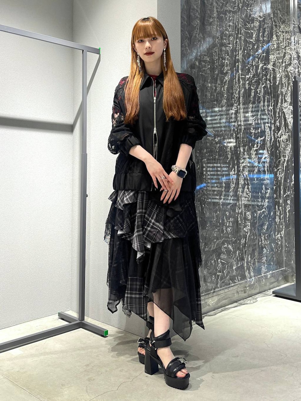 「着痩せ・細見え、モード、きれいめ、休日コーデ、デート/ロマンティック、女子会、バッグ、ベルト、ネックレス、HARE、ブーツ」｜「HAREのレースウェーブキリカエブルゾン(HARE)（ブルゾン、ブラック系）」を使った、すずかぜさん（レディース・162cm）の夏コーディネートの1枚目の写真