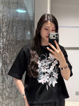 「HARE（ハレ）のアートフラワーシシュウTシャツ(HARE)（Tシャツ/カットソー、ブラック系）」を使った、すずかぜさん（レディース・162cm）の春コーディネート