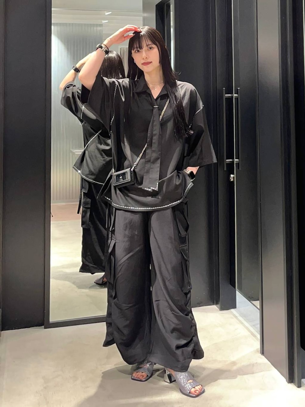 「着痩せ・細見え、モード、きれいめ、休日コーデ、デート/ロマンティック、女子会、バッグ、ベルト、ネックレス、HARE、ブーツ」｜「HAREのラメカットアウトブーサン(HARE)（サンダル、シルバー系）」を使った、すずかぜさん（レディース・162cm）の春コーディネートの1枚目の写真
