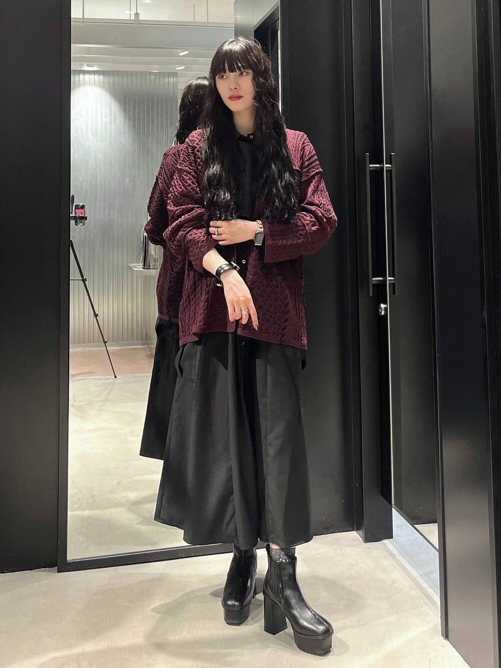「着痩せ・細見え、モード、きれいめ、休日コーデ、デート/ロマンティック、女子会、バッグ、ベルト、ネックレス、HARE、ブーツ」｜「HAREのパイピングチャンキーブーツ(HARE)（ブーツ、ブラック系）」を使った、すずかぜさん（レディース・162cm）の夏コーディネートの1枚目の写真